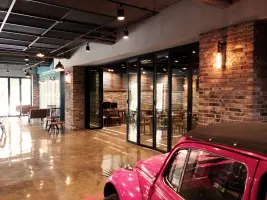 유리 폴딩도어로 공간 분리한 분당 대형 카페